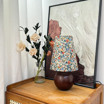 Vintage štýlu stredného obdobia – francúzska pastoračná nočná lampa s kvetinovým vzorom