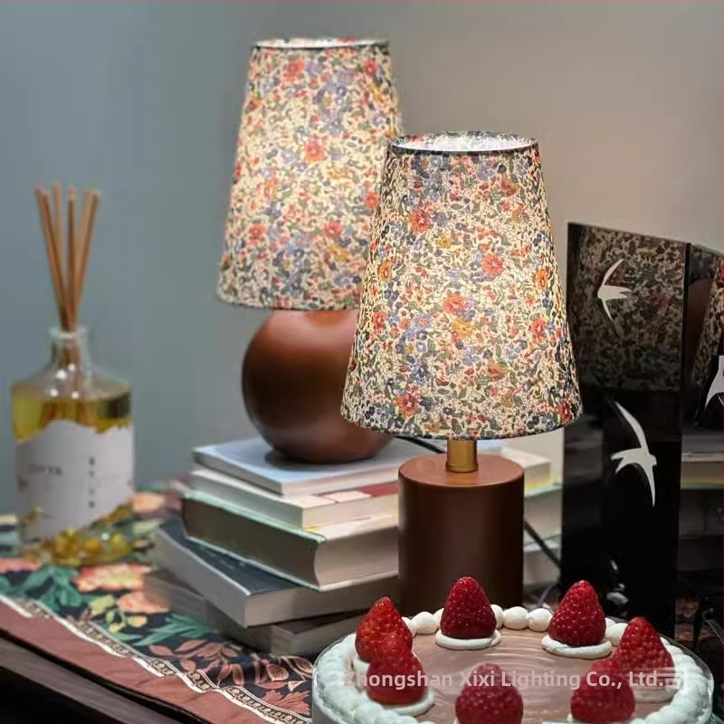 Vintage štýlu stredného obdobia – francúzska pastoračná nočná lampa s kvetinovým vzorom
