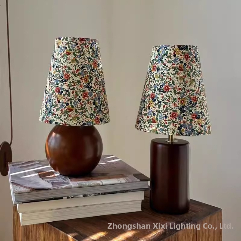 Vintage štýlu stredného obdobia – francúzska pastoračná nočná lampa s kvetinovým vzorom