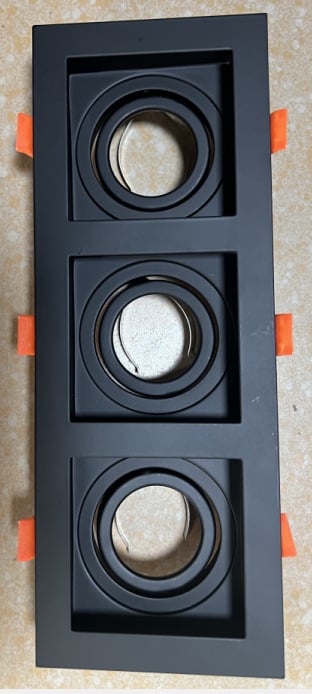 Железни квадратни корпуси за LED downlight с антиблясък; конфигурации с триглави, двуглави и едноглави