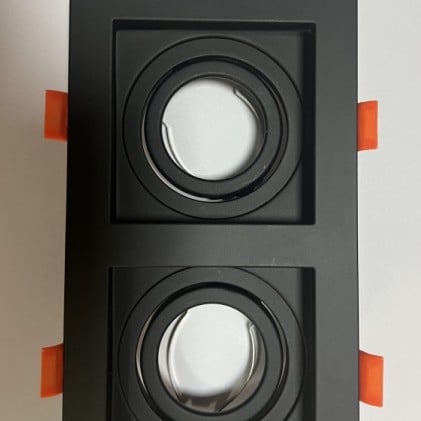 Железни квадратни корпуси за LED downlight с антиблясък; конфигурации с триглави, двуглави и едноглави