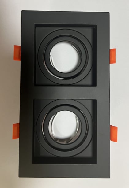 Железни квадратни корпуси за LED downlight с антиблясък; конфигурации с триглави, двуглави и едноглави