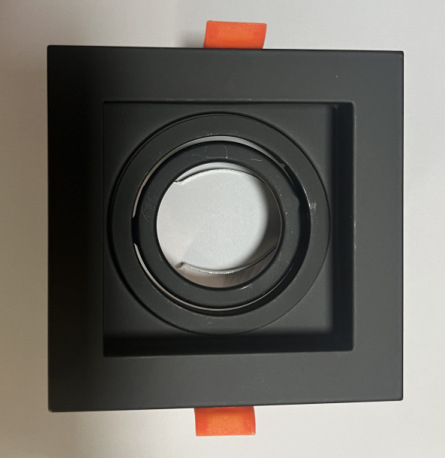 Железни квадратни корпуси за LED downlight с антиблясък; конфигурации с триглави, двуглави и едноглави