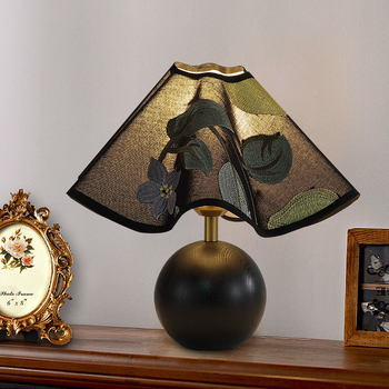 Francúzska retro stolná lampa do spálne, masívne drevo, americký stredoveký štýl, látkové tienidlo, do študovne.
