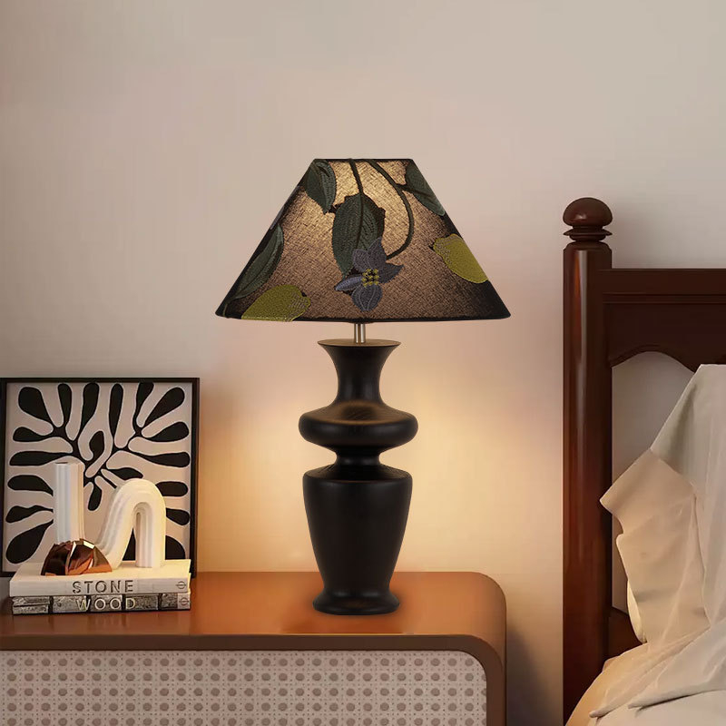 Francúzska retro stolná lampa do spálne, masívne drevo, americký stredoveký štýl, látkové tienidlo, do študovne.