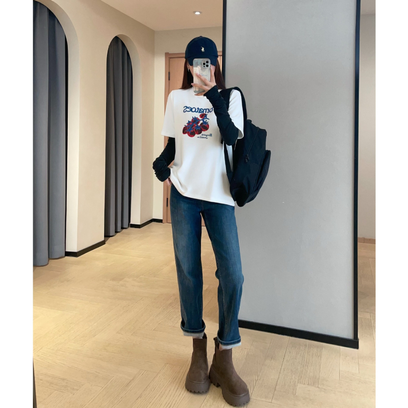 Женска oversize тениска с къс ръкав и кръгло деколте, бродерия с мотиви зеленчуци, домати и букви, ръчно рисувана.