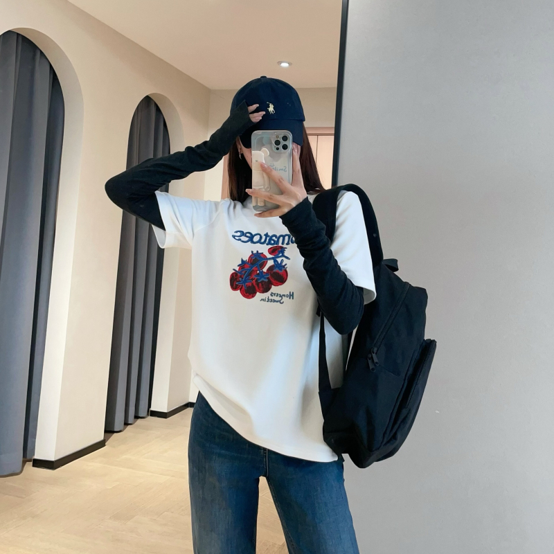 Женска oversize тениска с къс ръкав и кръгло деколте, бродерия с мотиви зеленчуци, домати и букви, ръчно рисувана.