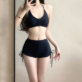 Ženski bikini set od tri dijela s dugim rukavima i pokrivačem, oblikuje siluetu i naglašava dekolte, model 2026