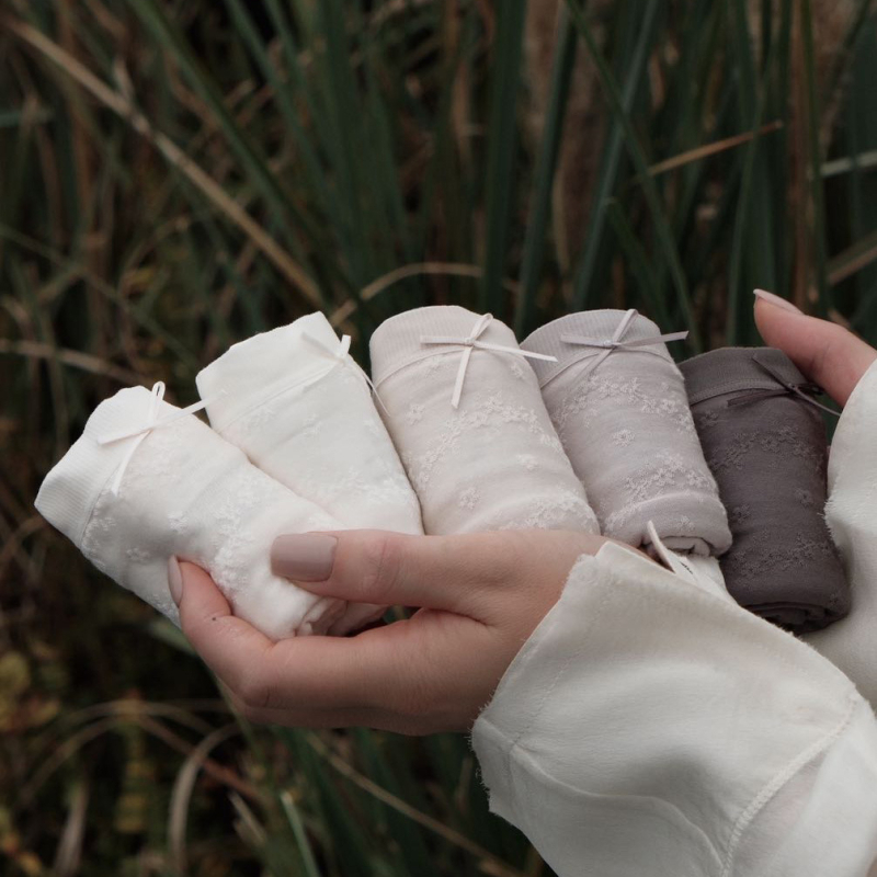 Ženske gaćice od čipke modal F021, lagane i prozračne, trokutastog kroja, srednji pojas, podizanje bokova