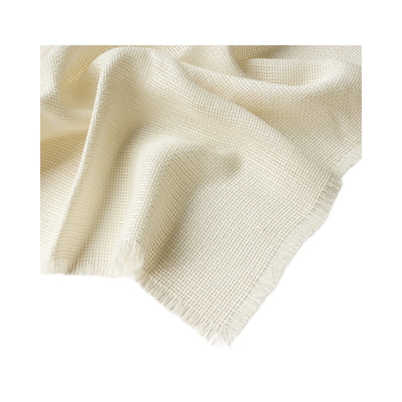 Krém-beige nyitott mintázatú fotóháttér bojtokkal díszített szegéllyel