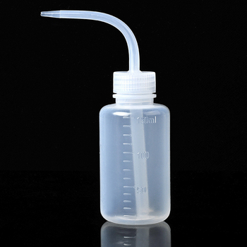 Műanyag mosóflakon görbült kifúvóval, 250 ml; graduált mosóflakon 500 ml fehér könyökcsővel, laboratóriumi felhasználásra