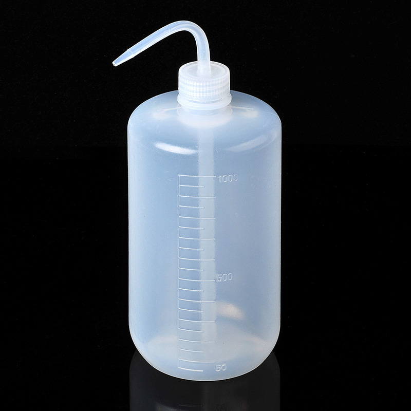 Műanyag mosóflakon görbült kifúvóval, 250 ml; graduált mosóflakon 500 ml fehér könyökcsővel, laboratóriumi felhasználásra