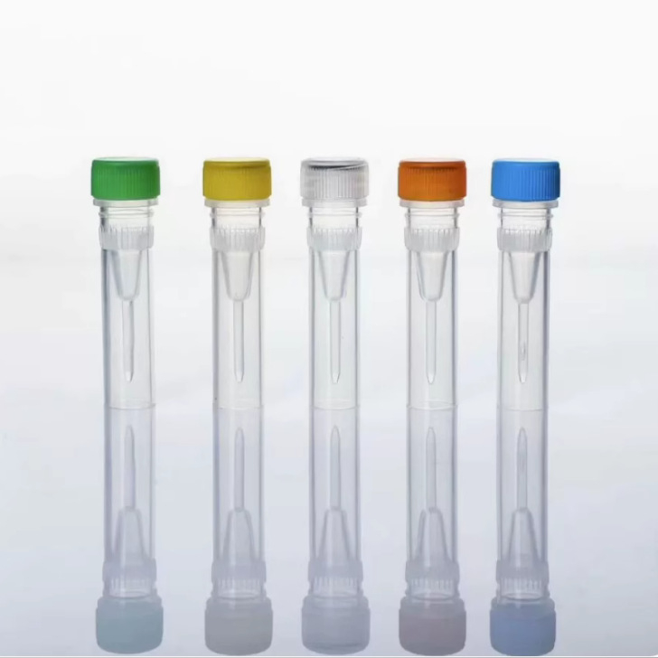 Egyszer használatos műanyag kriotubus kapussal és skálával, csavaros kupakkal, álló, zárt fagyasztócső, 0,5 ml