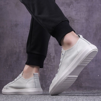 Férfi fehér PU bőr sneaker, koreai stílus, egyszerű és divatos, légáteresztő, könnyű, alacsony profilú mindennapi cipő