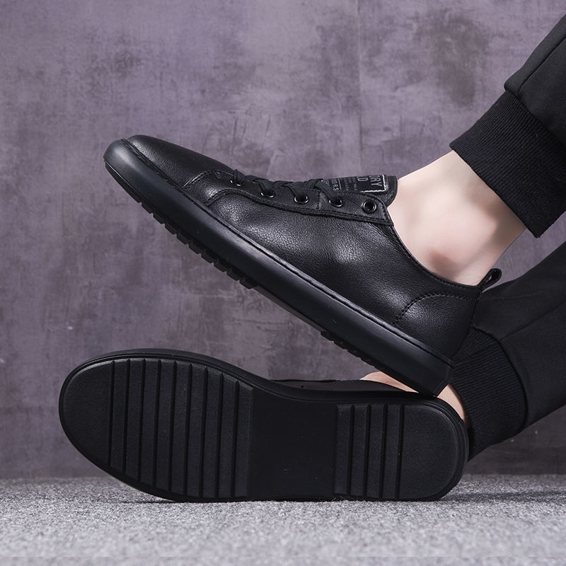 Férfi fehér PU bőr sneaker, koreai stílus, egyszerű és divatos, légáteresztő, könnyű, alacsony profilú mindennapi cipő