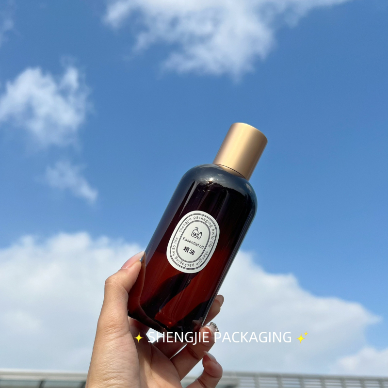 Karamellbarna átlátszó kozmetikai flakon 200 ml arany kupakkal