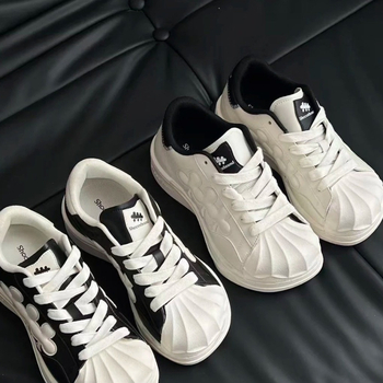 Shoot Brand–Weng Jie συνεργασία: Μαύρο-λευκό patchwork sneakers με αύξηση ύψους, ρετρό shell toe, για άνδρες και γυναίκες