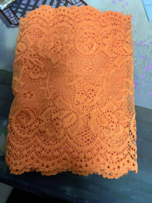 Elastična čipka širine 15 cm, mekana, višebojna, za suknje i odjeću