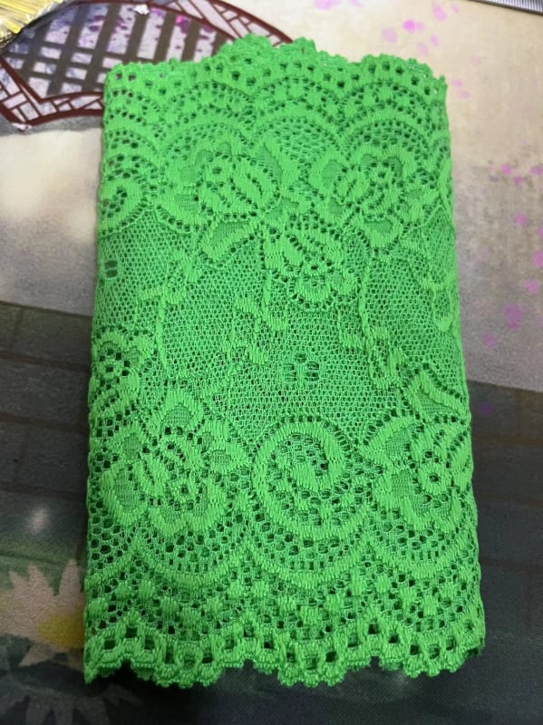 Elastična čipka širine 15 cm, mekana, višebojna, za suknje i odjeću