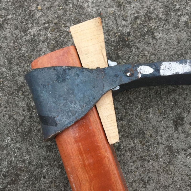 Dvostruka motika s drvenom drškom i glavom od alatnog čelika, širina 23 cm, ukupna duljina 40 cm; pogodna za poljoprivredu, industriju, vrt i uzgoj.