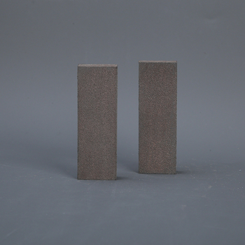 Dvostrani gumeni kamen za oštrenje, dimenzije 75 × 25 × 10 mm, smeđi korund