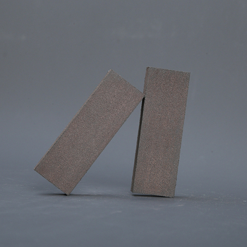 Dvostrani gumeni kamen za oštrenje, dimenzije 75 × 25 × 10 mm, smeđi korund