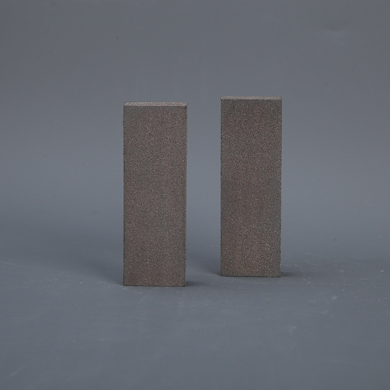 Dvostrani gumeni kamen za oštrenje, dimenzije 75 × 25 × 10 mm, smeđi korund