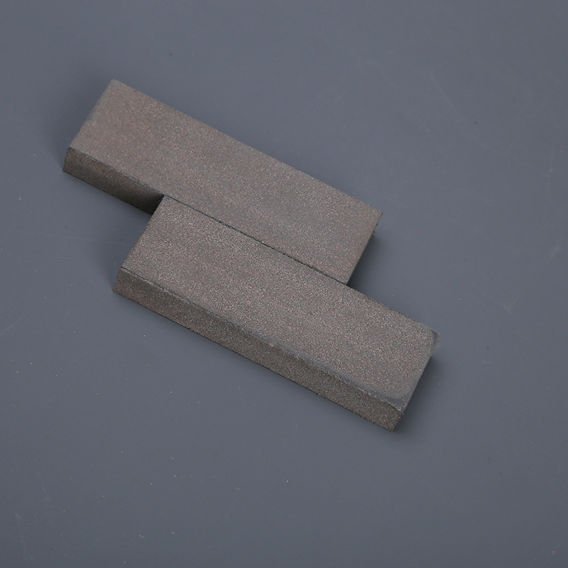 Dvostrani gumeni kamen za oštrenje, dimenzije 75 × 25 × 10 mm, smeđi korund