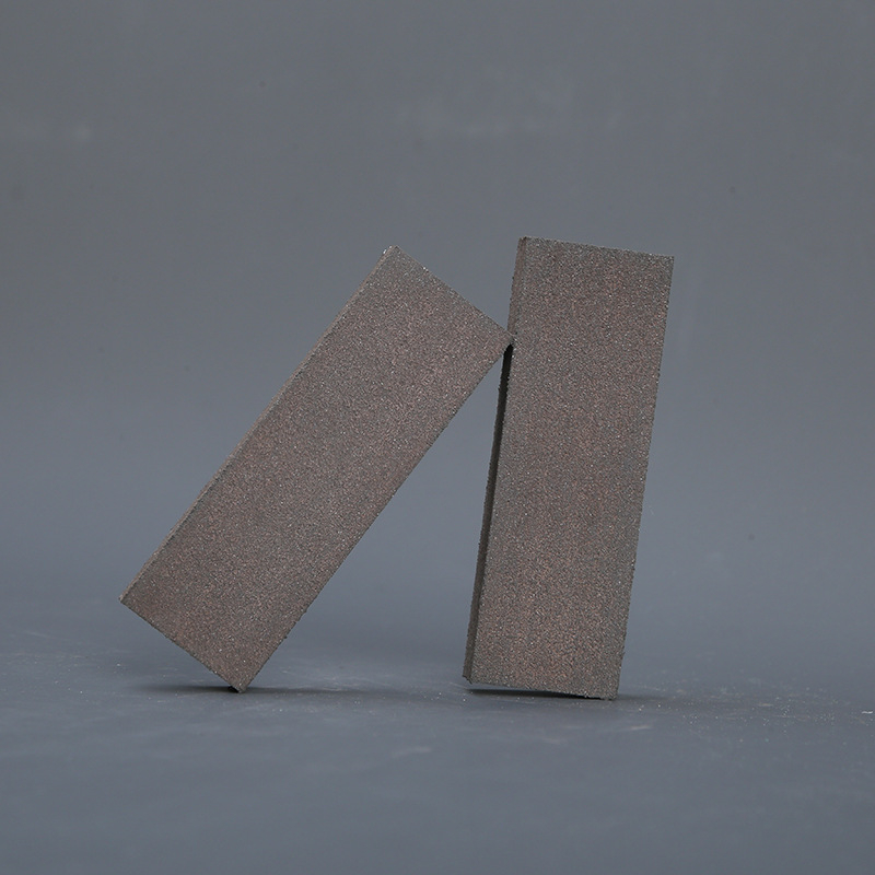 Dvostrani gumeni kamen za oštrenje, dimenzije 75 × 25 × 10 mm, smeđi korund