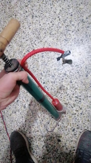 Ručna pumpa za gume s cijevi i nastavcima za ventile