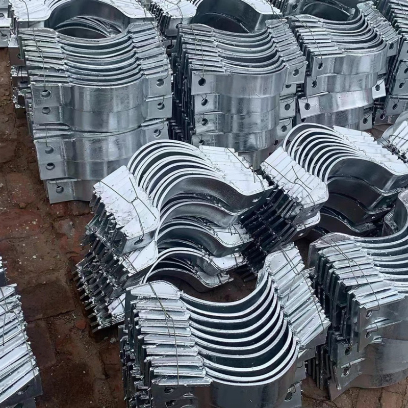 Galvanizirana polukružna stezaljka za fiksiranje cijevi na nadzemnim elektroenergetskim linijama