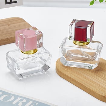 Négyzet alakú üveg parfümös flakon szórófejjel, 30 ml, kozmetikai csomagolás