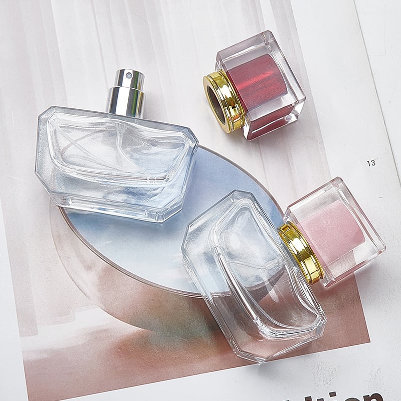 Négyzet alakú üveg parfümös flakon szórófejjel, 30 ml, kozmetikai csomagolás