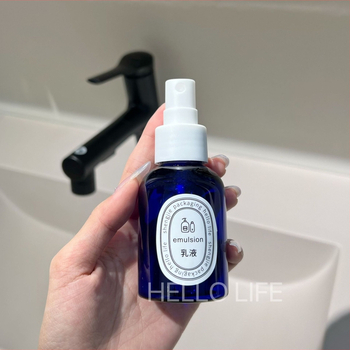 Zafírszínű vastag falú finom permetező palack, újratölthető, fehér matt felület, 50 ml/100 ml