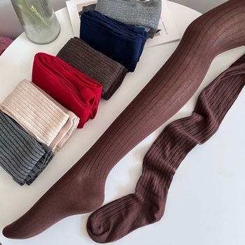Ženske pantyhose s širokim prugama, kava smeđa boja, tanke i djelomično prozirne, pamuk, pepeljasto siva.