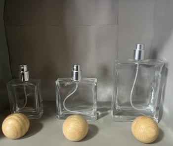Kiváló minőségű négyszögletes üveges parfümösüveg fa kupakkal, csavaros kupakkal, 30 ml, 50 ml, 100 ml