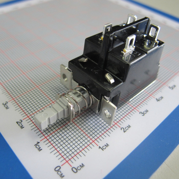 KDC-A04-001-60 Самозаключващ се превключвател за захранване с външна пружина, 8A висок ток