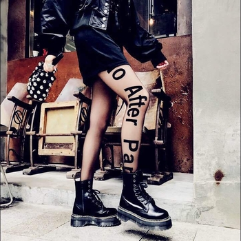 Tanke crne čarape s uzorkom slova i kristalima, blistave