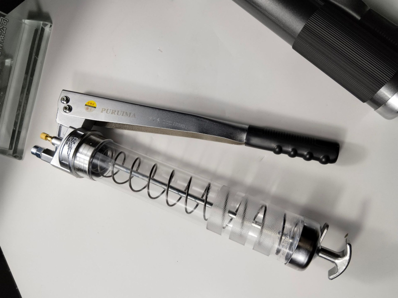 Ručni pumi mazivo za bager – dvostruka i jednostruka šipka, dvostruki piston, aluminijska legura, spremnik 800cc, ukupna duljina 365 mm