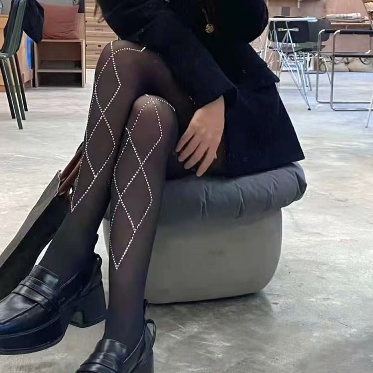 Crne najlon čarape sa kristalima i dijamantnim detaljima, inspirirano slavnom osobom