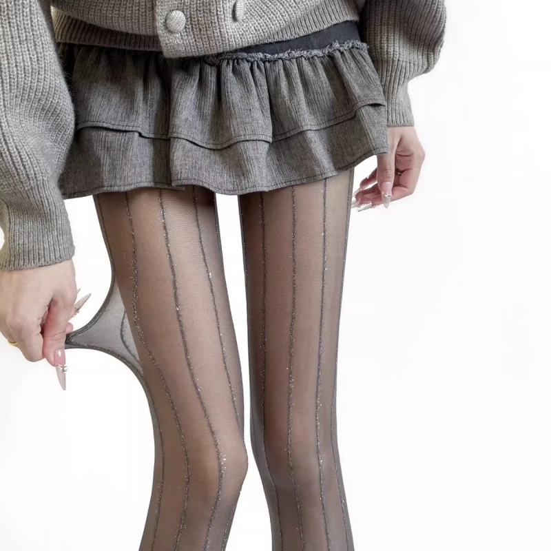 Sive prozirne pantyhose za žene sa srebrnim vertikalnim prugama, vitke i ultra-tanke, seksi.