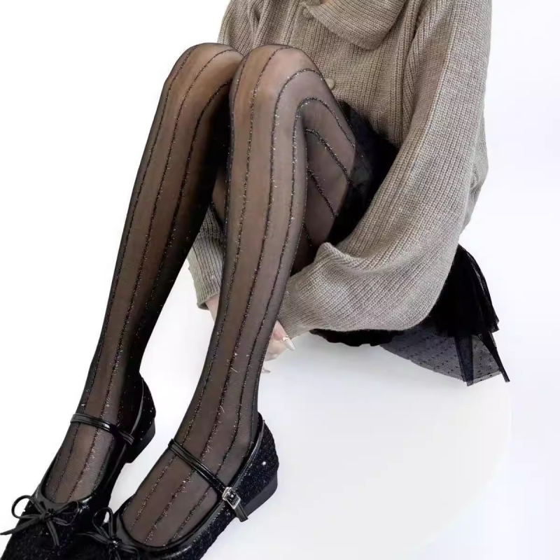 Sive prozirne pantyhose za žene sa srebrnim vertikalnim prugama, vitke i ultra-tanke, seksi.