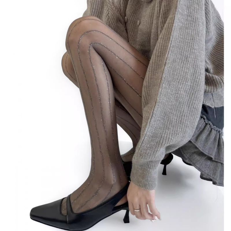 Sive prozirne pantyhose za žene sa srebrnim vertikalnim prugama, vitke i ultra-tanke, seksi.