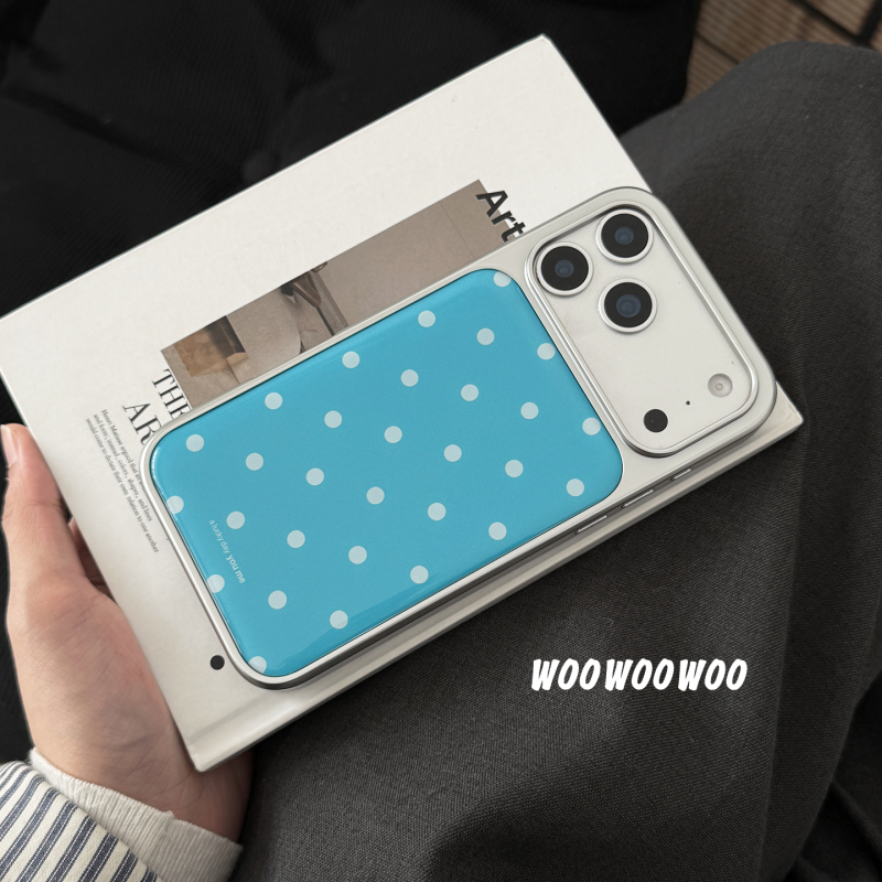 Carcasă TPU pentru iPhone, inspirată de Dilireba, albastru lacustru cu buline albe.