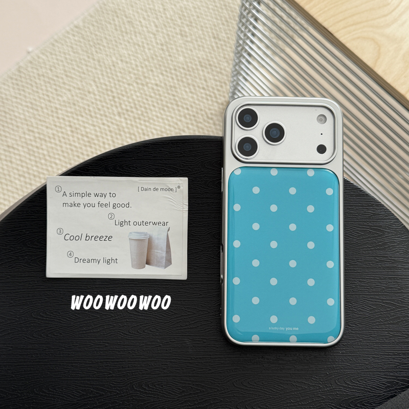 Carcasă TPU pentru iPhone, inspirată de Dilireba, albastru lacustru cu buline albe.