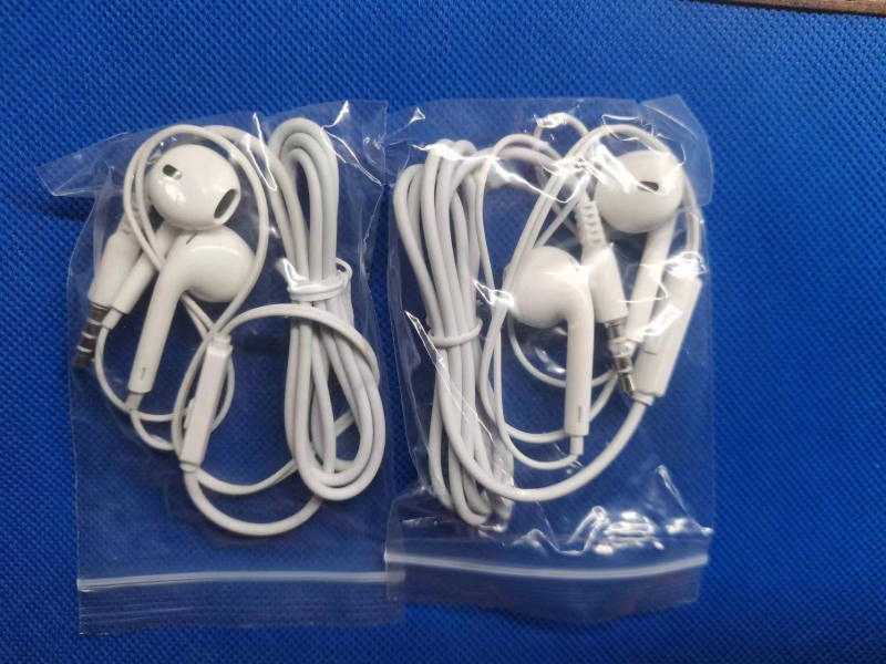 Žične in-ear slušalice s 3,5 mm priključkom, ugrađeni mikrofon i upravljanje na kablu, univerzalne za pozive