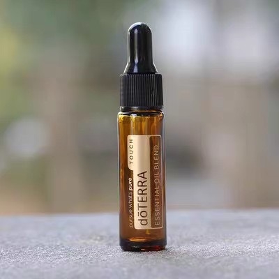 10 ml borostyánbarna üveg illóolaj sprayhez mérőskálával és gördülő golyófejjel