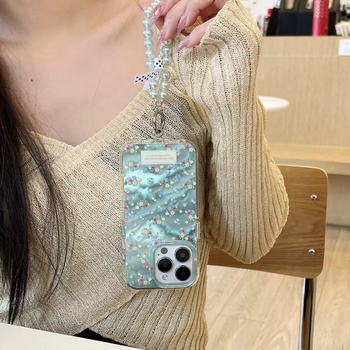 Maska za iPhone 16 Pro Max s plavom pozadinom i sitnim cvjetnim uzorkom, inspirirana korejskim stilom