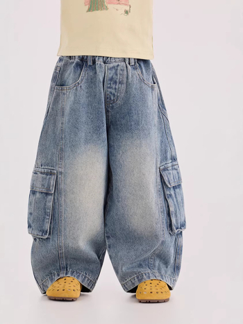 Gyerekeknek készült denim cargo nadrág, koreai–japán stílus, 80% pamut, tavasz–ősz 2026