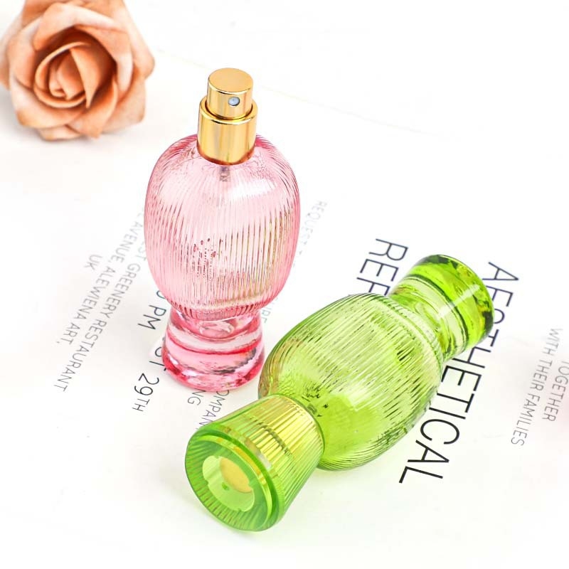 Színes üveg parfüm utántöltő palack csavaros kupakkal, hordozható, 30 ml/50 ml, üres palack szórófejjel